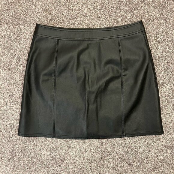 Express Women's Faux Leather Skirt Size 6 Black Front Button Closure Pockets - Picture 7 of 11